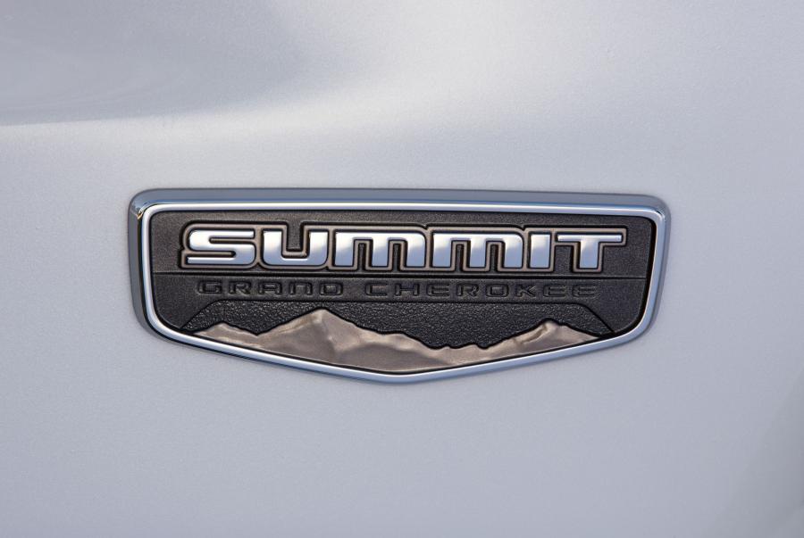 Логотип Jeep Grand Cherokee Summit (WK2) 2016 года  (фото 2 из 18)